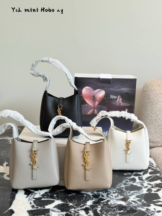 ysl Mini Hobo ~ 1.被追问无数次的Ysl Mini Hobo,容量堪称 小身材大能量 日常通勤 约会出街 轻松装下手机 口红 粉饼 容量和颜值双