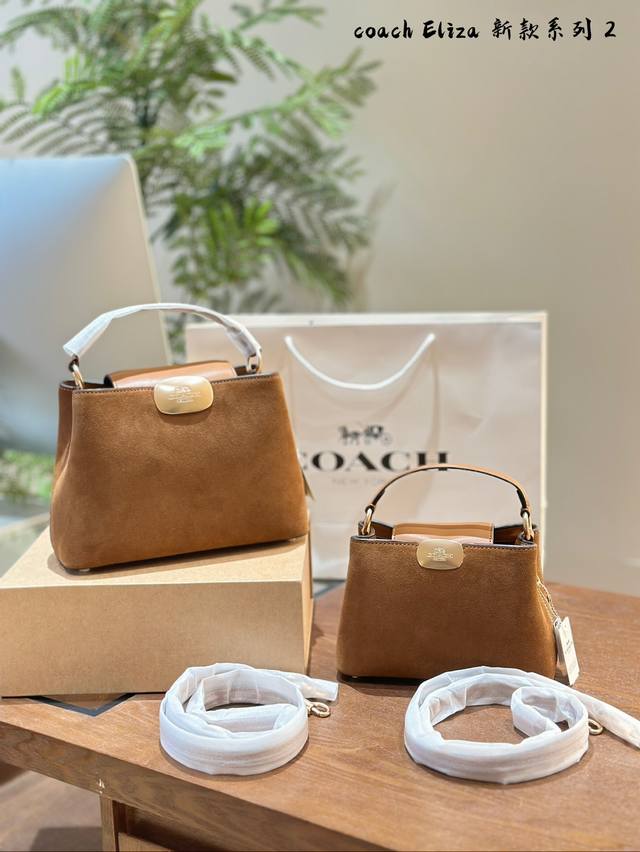 coach10月新品Elizamini手提斜挎女包Coach10月份新款Eliza 真的是超级好看 翻毛皮材质 更加适合秋冬季节搭配哦 金色五金配件更加有质感