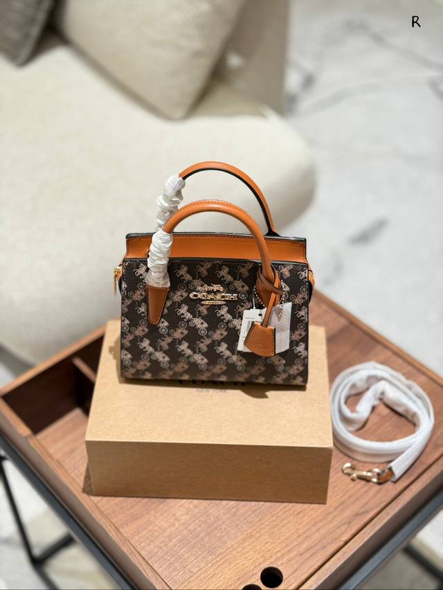 coach 新品马车Logo Andrea andrea Carryall手提斜挎包 经典Signature材质 斜挎手提都可 真的一年四季都好搭配的包包啦~2