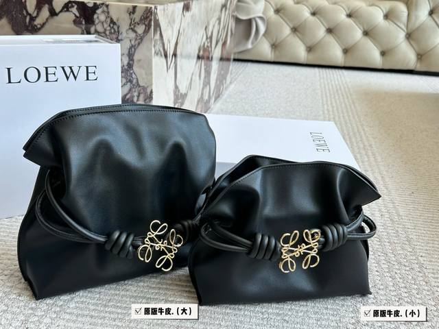 牛皮 配盒 size 24*18Cm 小 30*26Cm 大 心动不止一下 这只Loewe简直是包包届的天花板了极简的黑色和甜甜圈链条太配了不管看多久都会心动的