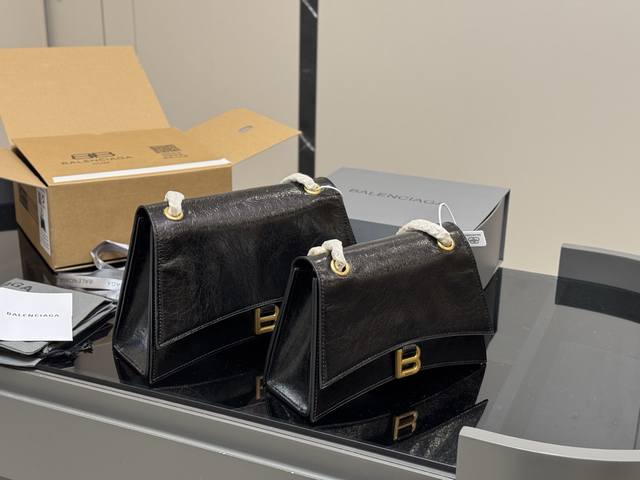 配盒牛皮 size 26*16Cm 小 31*19Cm 大 crush直击我的心 巴黎世家 新出的腋下 手提包 crush Sling真的太高级了吧 材质摸起来