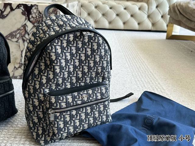 配皮 新款Dior双肩包哦 男女都Ok,弹力面料新版弹力面料口 超宽织带 背上没有什么重力感 舒服的啦口新版本与以往面料不同 无3D凹凸感 尺寸也适中 Obli