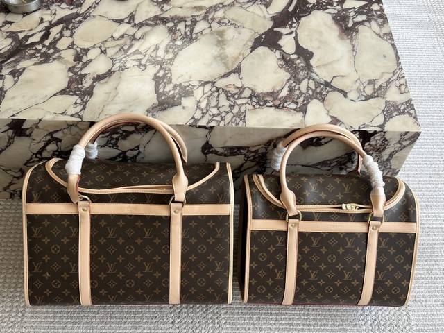 宠物包包和狗子形影不离啦 去逛商场也不会被禁止带宠物啦因为他长得真的很不像宠物包还很有型狗子在里面也很踏实 这个只有一个侧面有卷帘通风是现钢网 不能侧面拉开来的