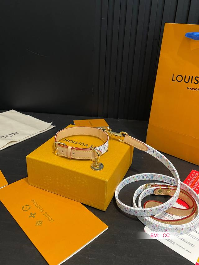 配盒 Lv 白三彩宠物项圈狗链条 可调节 适合犬种 哈巴犬 柴犬 柯基犬 可卡犬 适合脖子周长30-37Cm 配盒 Lv 白三彩宠物项圈狗链条 可调节 适合犬种 哈巴犬 柴犬 柯基犬 可卡犬 适合脖子周长30-37Cm