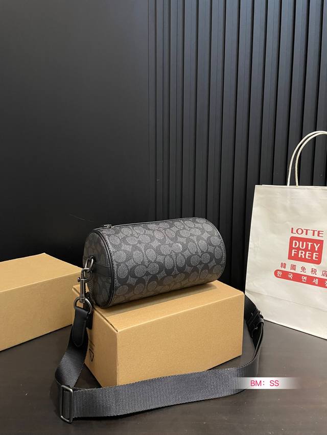 配折叠礼盒 男士圆筒包 Coach酷帅邻家风走起~ 男包应该如何选择时尚界男包内卷舌 不如配上一些明亮的颜色打造酷帅邻家风~ Coach蔻驰的Track系列一直