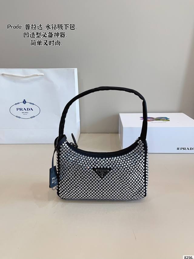 配礼盒. 普拉达prada 单肩腋下包 质感不用多说了吧 小小身材容量可不容小觑呀 俺们的小心脏已经快被prada戳得不行了 尺寸 21*6*12Cm