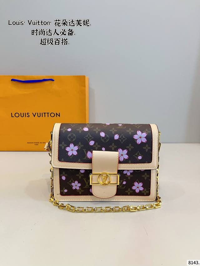 Lv Dauphine 达芙妮邮差 Vintage包包 配皮材质 越用越美哦 这款包一定要注意五金 超级有心意 美美的红皮搭配进口的大五金 越看越美 独特的看包