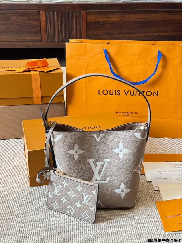 顶级原单 牛皮 全钢 lv All Inbb手袋为Monogram牛皮搭配亮泽金属件 以标志性挂锁和名牌彰显经典格调 可调节肩带延续品牌制箱传承 皮革肩带增添斜