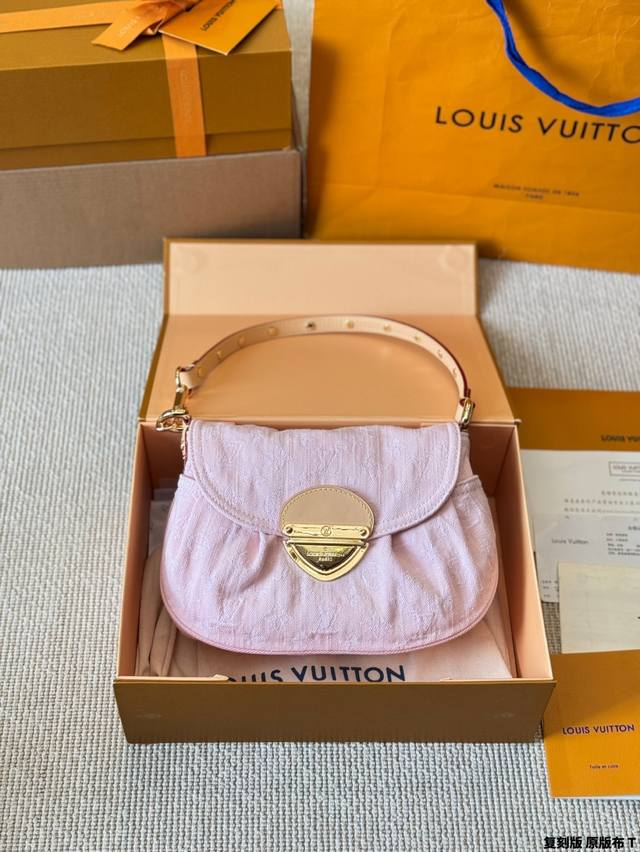 复刻版 原版布 lv牛仔 Sunset 大元宝 实物真的很美很美簡簡 还可以斜挎 我真的是丹宁的狂热爱好者 中古款的丹宁元宝我也早就 收入囊中啦好用又百搭 里面