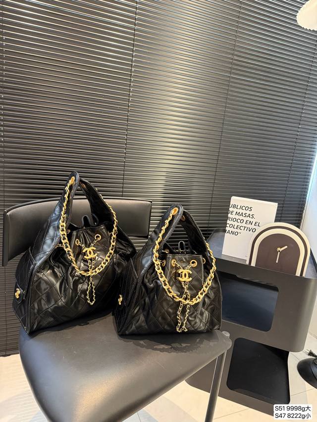 大号 小号 期待己久的香奈儿托特 时尚感十足 实用性也毫不逊色 无论是逛街 学会还是工作 都能成为你的最佳搭档 尺寸 大号30 25 小号26 20货号大999