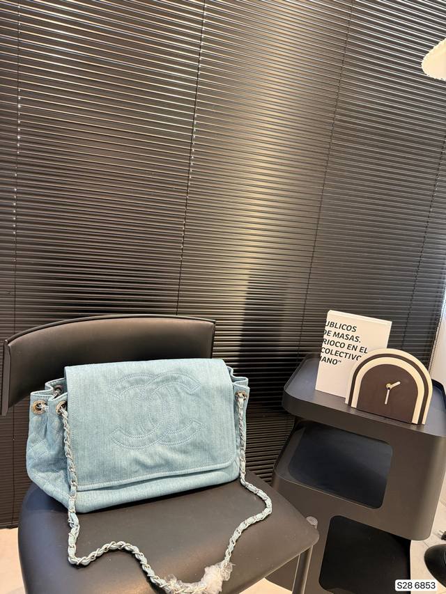 香奈儿牛仔垃圾袋 经典的牛仔搭配做旧的风格 看上去好有质感 看一眼就喜欢 随意感才是香奈儿托特的特点哦 尺寸 30 25 货号6853