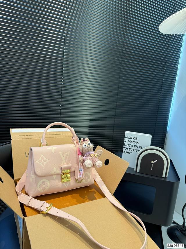 配飞机盒折叠盒子 Lv Favorite 绝绝美 软软胖胖 可单肩也可斜挎~ 太爱啦中 皮质柔软 开合也很方便 真的是一眼惊艳 上身就是韩系Ei小姐姐温柔风 四