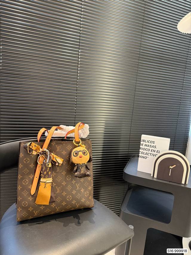 Lv托特包 大小适中 容量感人 休闲正装皆可轻松驾驭 尺寸 31 29 货号改版999918