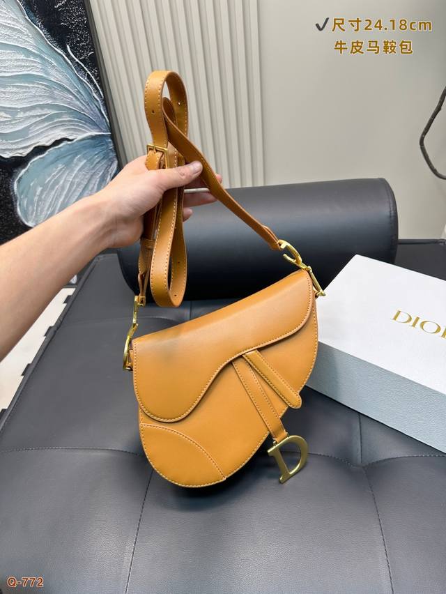 配折叠盒 迪奥Dior马鞍包 原版牛皮 颜值很到位 实用性非常好 任何风格都可驾驭 加上又A又飒的感觉风格 尺寸 24.18Cm