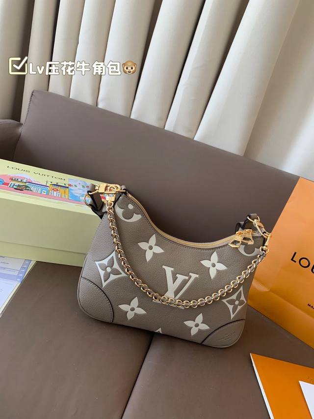 配折叠盒子 lv压花牛角包 单肩背 斜跨也好 今年可流行腋下包了很轻巧 容量巨大款式百搭可以做更短的腋下包背 也很时髦 小个子 背起来毫无压力 赶紧下手吧 尺寸 配折叠盒子 lv压花牛角包 单肩背 斜跨也好 今年可流行腋下包了很轻巧 容量巨大款式百搭可以做更短的腋下包背 也很时髦 小个子 背起来毫无压力 赶紧下手吧 尺寸