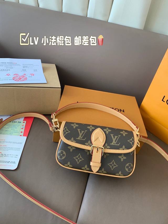 折叠礼盒飞机盒带芯片 lv 全新尺寸 法棍包 邮差包 翻盖手袋 网红爆款 这款邮差包真是太有味道了 浓浓的复古风情 的精髓体现的淋漓尽致 挺括明快的线条与丰富的