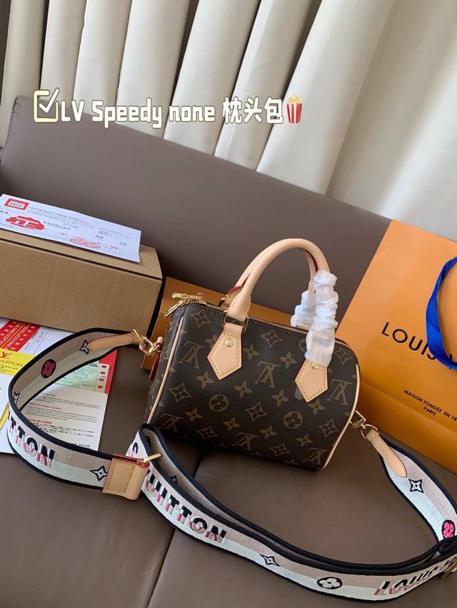 折叠飞机礼盒 带芯片 lv Speedy None 枕头包 这款Retiro 手袋以标志性的Lv老花面料制成 搭配奢华的变色牛皮饰边 经典永恒 优雅低调的外形设