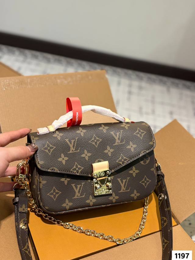 lv 邮差小号链条包 礼盒芯片 热乎乎刚出炉的邮差新款 邮 差作为Lv经典款,真的很受大家的欢迎 冬天背超有韩剧女主的感觉可是大大的尺寸对于小个子女生真的不是很
