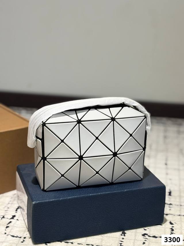 强推 三宅一生丘比特方块小包 完完全全不能拒绝的一个包包 它可以手拎 可以斜背 可以单肩 而且很轻很轻 但是又有高级感 容量又很够 还好看真的刚好嵌入我的审美