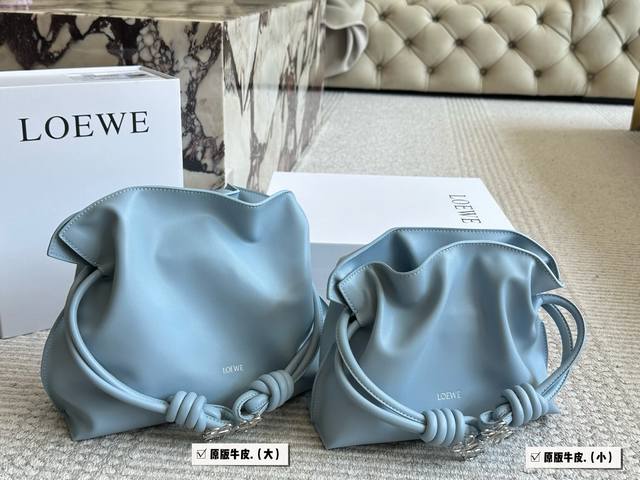牛皮 配盒 size 24*18Cm 小 30*26Cm 大 心动不止一下 这只Loewe简直是包包届的天花板了极简的黑色和甜甜圈链条太配了不管看多久都会心动的