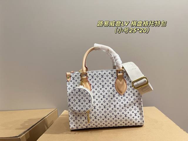 大号 配盒尺寸35.30 小号 配盒尺寸25.20 路易威登Lv 棋盘格托特包 小众设计 让你在人群中脱颖而出 牛仔和韩系的元素加入 让时尚感倍增 新中式的细节
