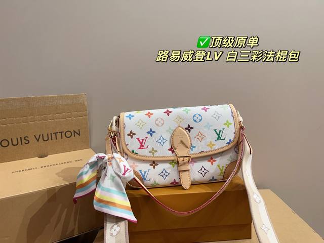 顶级原单 配折叠盒尺寸16.11 路易威登Lv 白三彩法棍包 人间白三彩真漂亮啊白三彩系列每一只都值得收藏 又可以搭配俏皮可爱下次想试试洒脱一点穿搭彩色老花 五
