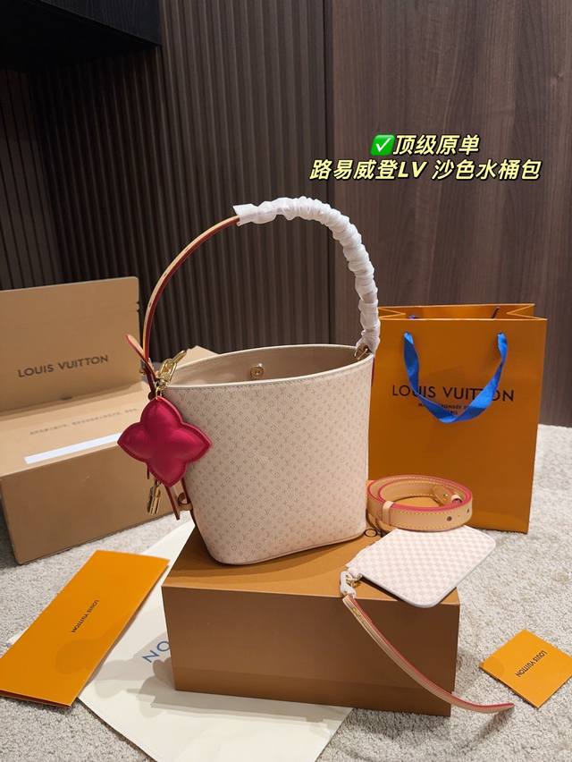 顶级原单 配折叠盒尺寸15.19 路易威登Lv 沙色水桶包 新配色居然是牛皮的 太好看啦 温温柔柔 还自带小挂件 玫红色尖形花 像小星星