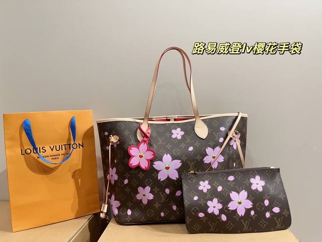 配盒尺寸30.28 路易威登Lv樱花手袋 当高级感印花邂逅实用主义美学 这款深色系托特包以艺术感花卉纹样点亮视线 柔粉花瓣在低调底色上肆意舒展 瞬间打破沉闷 立