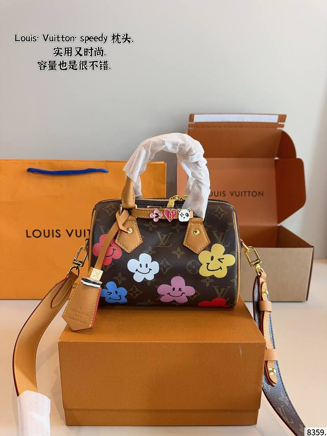 配礼盒. lv Speedy彩绘枕头包 新款Speedy20 宝藏尺寸 因为20的尺寸不大也不小 容量也特别 对于嫌弃Speedy25太大 Nano16Cm 又
