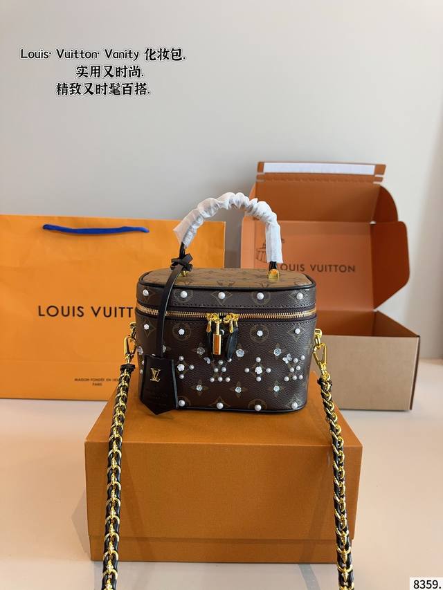 配礼盒. Lvvanity 新款珍珠珐琅化妆包 包包顶部选用深浅不一的色调增加层次感 特别是老花真香这秀款化妆包可爱又能装~手拎斜挎都很好看 足以应对所有场合