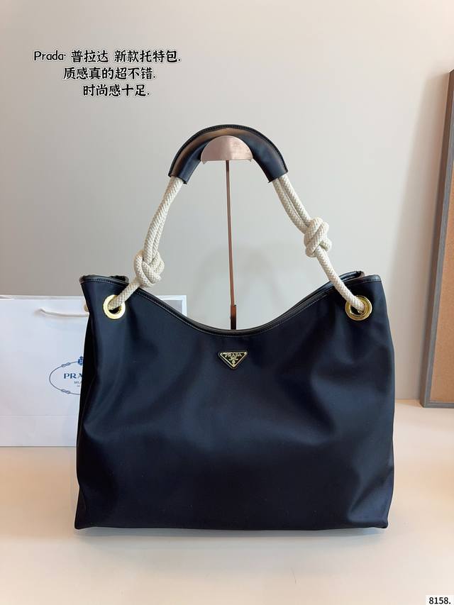 普拉达prada 降落伞腋下. 轻松演绎复古时髦 包型挺阔 简约而不简单不需要过多的装饰 日常搭配西装和T恤 就能将高级感体现的淋漓尽致 尺寸 47*11*36