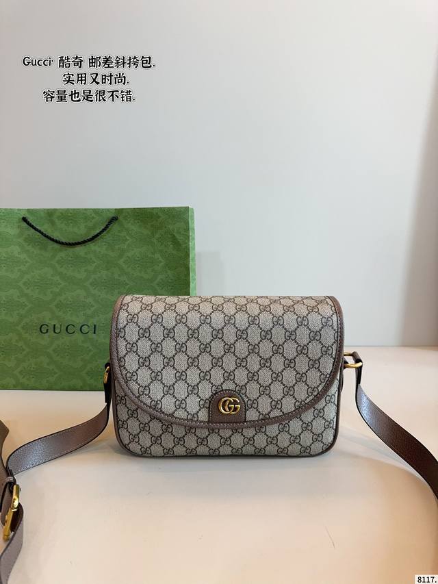 gucci酷奇Ophidia斜挎包. gg男包来咯 随着时间成长 经久耐看且永不过时的元素 这款包包造型小巧 依旧是复古的调性 方方正正的包型很好搭配衣服 可斜