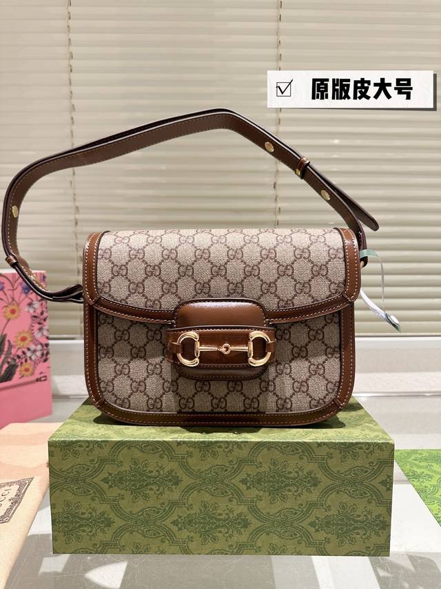 大号 全套包装 原版皮 gucci1955包型:这款整体的包型有点类似于风琴式 时尚美观 半挺括式造型 中间配有Gucci非常代表性的马衔扣标志 以及侧边半马衔