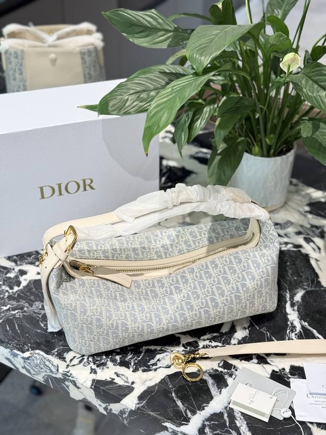 浅蓝老花 journey系列中号蓝布 自带松弛感的Hobo包 包形柔软又随意 经典的老花面料 搭配金色的字母肩带扣 整体复古又高级 精致感满满的字母皮牌 细节非