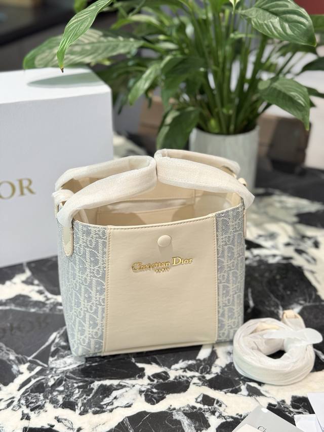 迪奥又上新包啦Signature水桶包 牛皮青年布材质拼接自重超轻 全新配色非常清新 容量巨能装 手拎 斜挎