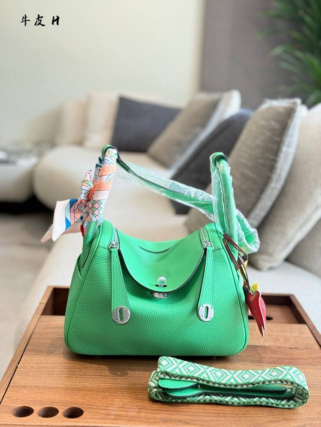 竹子绿Lindy 26 时尚界的 熊猫级 名人田 的Lindy 26就像低调的贵族: 优雅但不张扬~这款竹子绿的Lindy26有--种遗世独立的感觉 这个包让你