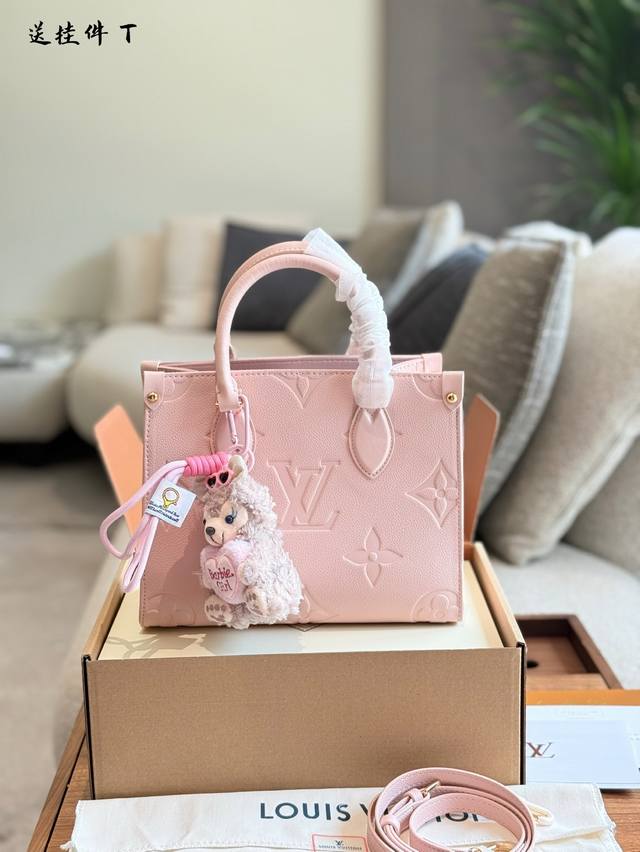 送挂件 lvonthego樱花粉 .上身超嫩 lv新款Onthego24年樱花粉小号一眼心动 大字母压印于柔软粒面牛皮 长短手柄便于手提或肩背 小号精致百搭又能
