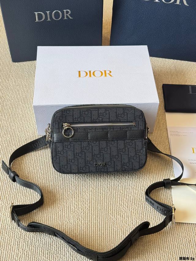 原版布 dior Oblique Safari男士邮差包 一年四季的男包通勤包 绝绝子 正面老花 背面是皮质 拉链和金属质感特别好 容量很不错 特别能装 实用性