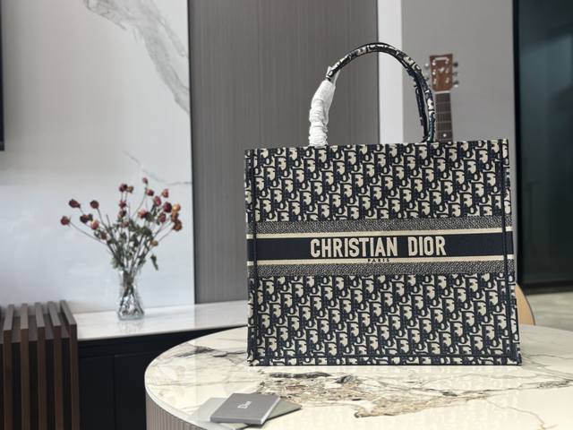 配礼盒 d家 Tote购物袋 cdbooktote23最新购物袋 立体刺绣 非普通货 搜索Dior Tote 托特 41*35Cm