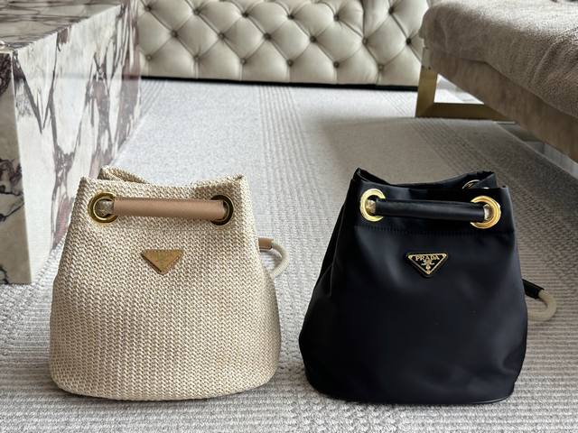 配盒 size 27 26Cm prada尼龙水桶包 新款水桶包 腋下哦 圆圆小可爱 手柄位置非常好看 实用又百搭