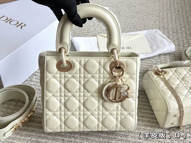 纯羊皮 配折叠盒尺寸20.17 配折叠盒尺寸17.15 迪奥Dior Lady戴妃包 又甜又经典 包身容量绝对没问题 可手提可斜挎 真的喜欢的不行