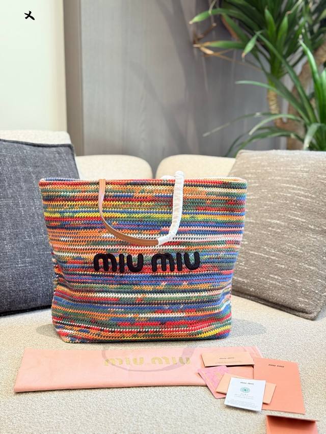 miumiu针织之美热巴同款编织大包背起来很慵懒感 奶茶色很适合度假感 背着Miumiu去度假2 出门装备都能装下 30 38