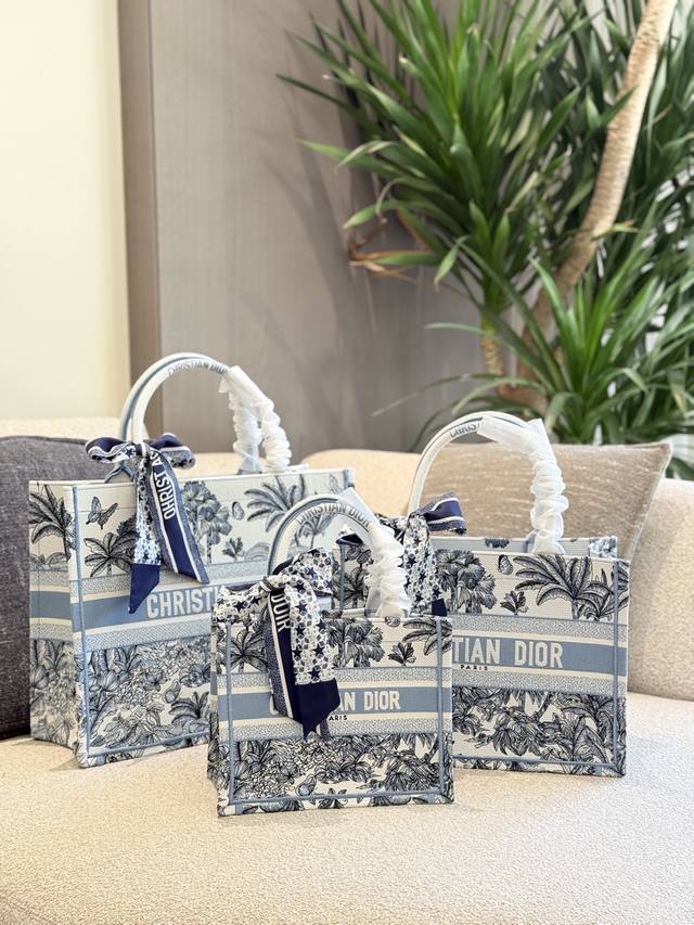 dior 2025 早秋Fall新款Booktote dior与东方的 爱情故事 融合浓郁的东方风情元素 演绎出丰富多彩且别具一格的柔美 优雅 令人耳目一新的