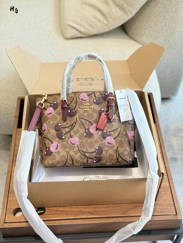 樱桃品系列Coach Mollie 25小托特新品New 樱桃品系列 coach Outlet Mollie 25小托特 有拉链隔层 配有长肩带 配盒子