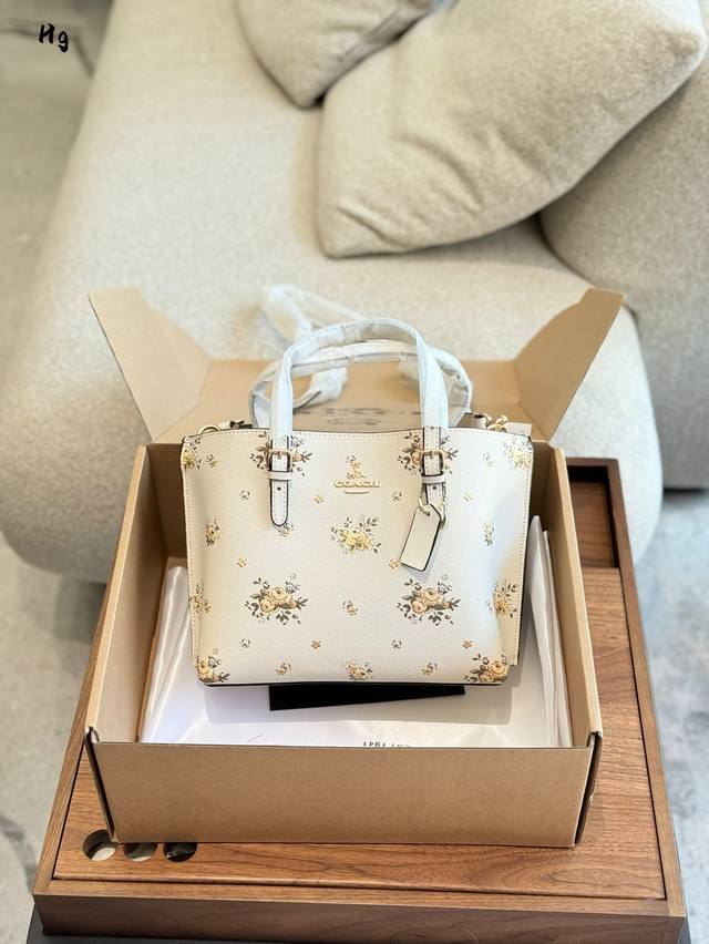 蔻驰 五月新品Molie Tote25敬 -款非常完美的包型 难怪受如此多人追捧Molie系列25的长度 这款包型又出新配色了白底加花卉印花 表明春夏限定的同时