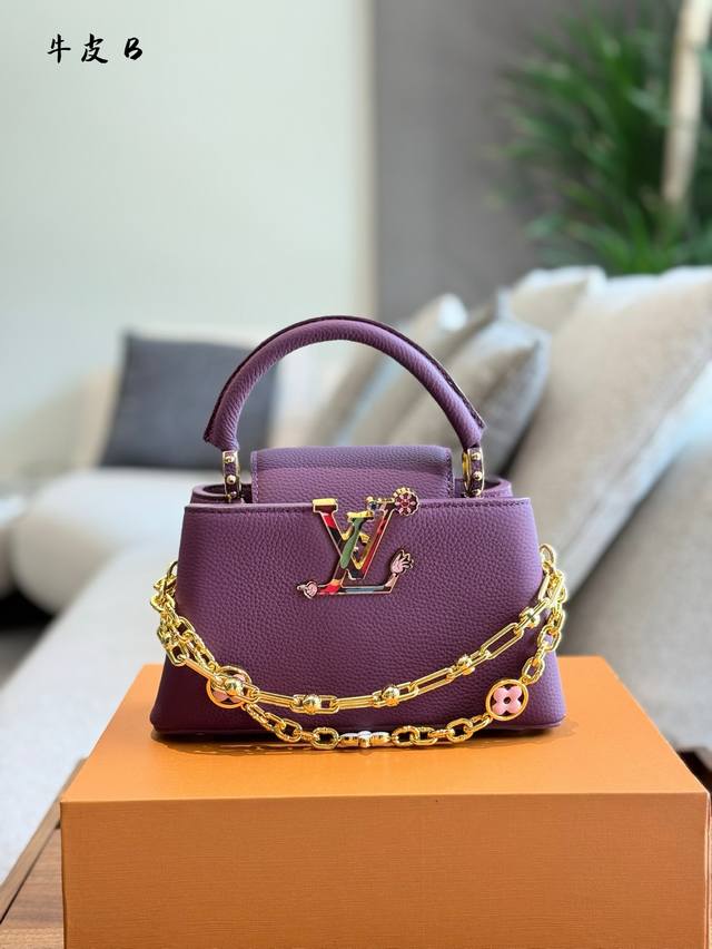 本款Cacines Mini手袋采选全粒面Taurillon 牛皮革 以牛皮革点缀贝壳V扣 为衣橱增添个性氛围 于昼夜场合闪耀华美格调 详细特征21X14X8厘