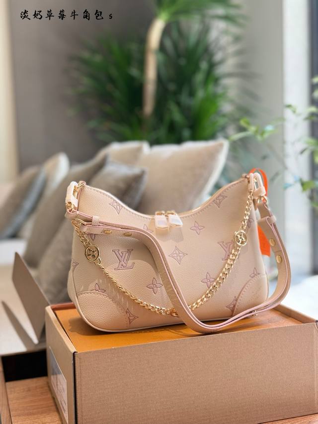 lv 5月新款淡奶草莓超嫩的牛角包奶呼呼的奶油白配着星星点点的草莓酱属于夏天的颜色温柔活泼又可爱减龄十足 经典牛角包可以手拎手挽单肩腋下斜挎多种用途~ 26Cm