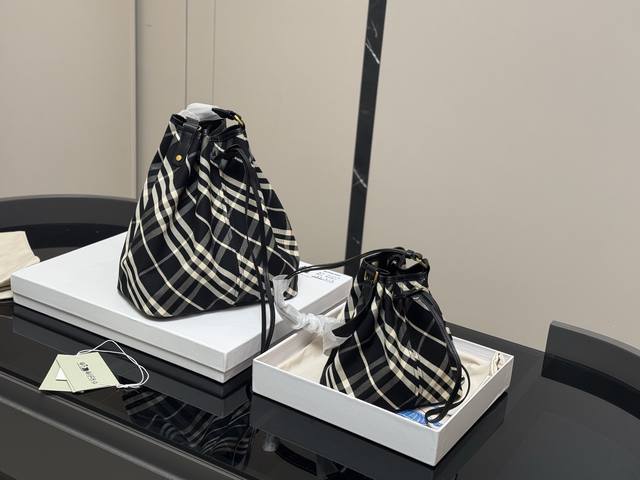 配盒 size:26.28Cm 20.20Cm 巴宝莉 敲可爱的水桶包~ 多配色 手提斜挎随心搭配~