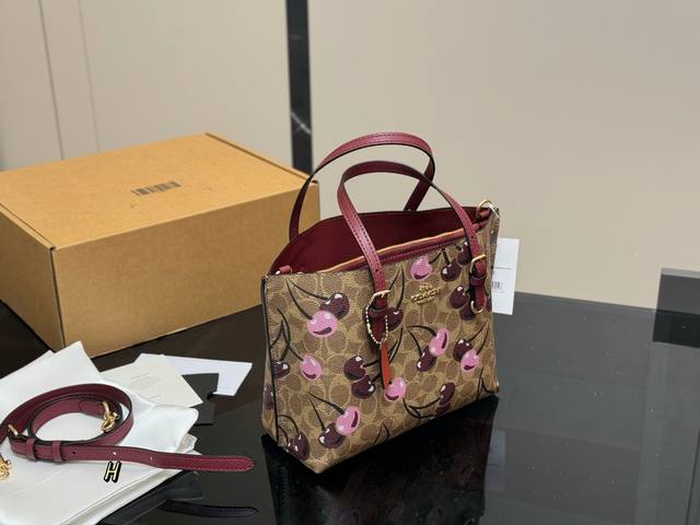 配盒 size 25*20Cm 蔻驰 小号托特包Mollie Tote 等比例缩小版托特包 手拎小巧 但又有三个隔层 实用满分100 可以斜挎 解放双手