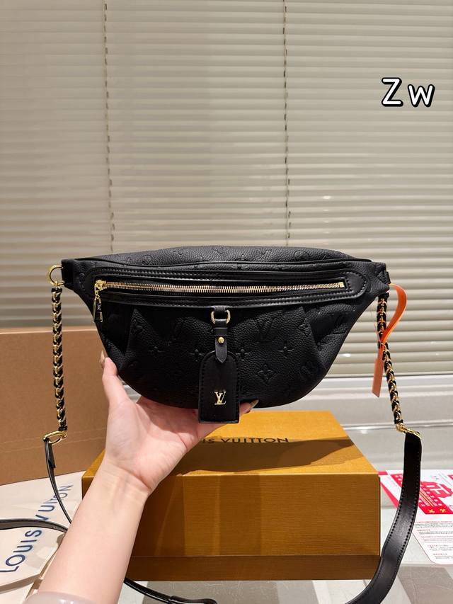 lv 新款系列 腰包 手袋,全网首发 Lv 腰包 这款Retiro 手袋以标志性 经典永恒 优雅低调的外形设计和宽敞的包身更加入了实用性 全套礼盒包装 尺寸37